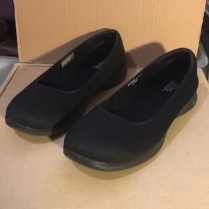 Skechers GoGa Max size 9 women’s slip ons
